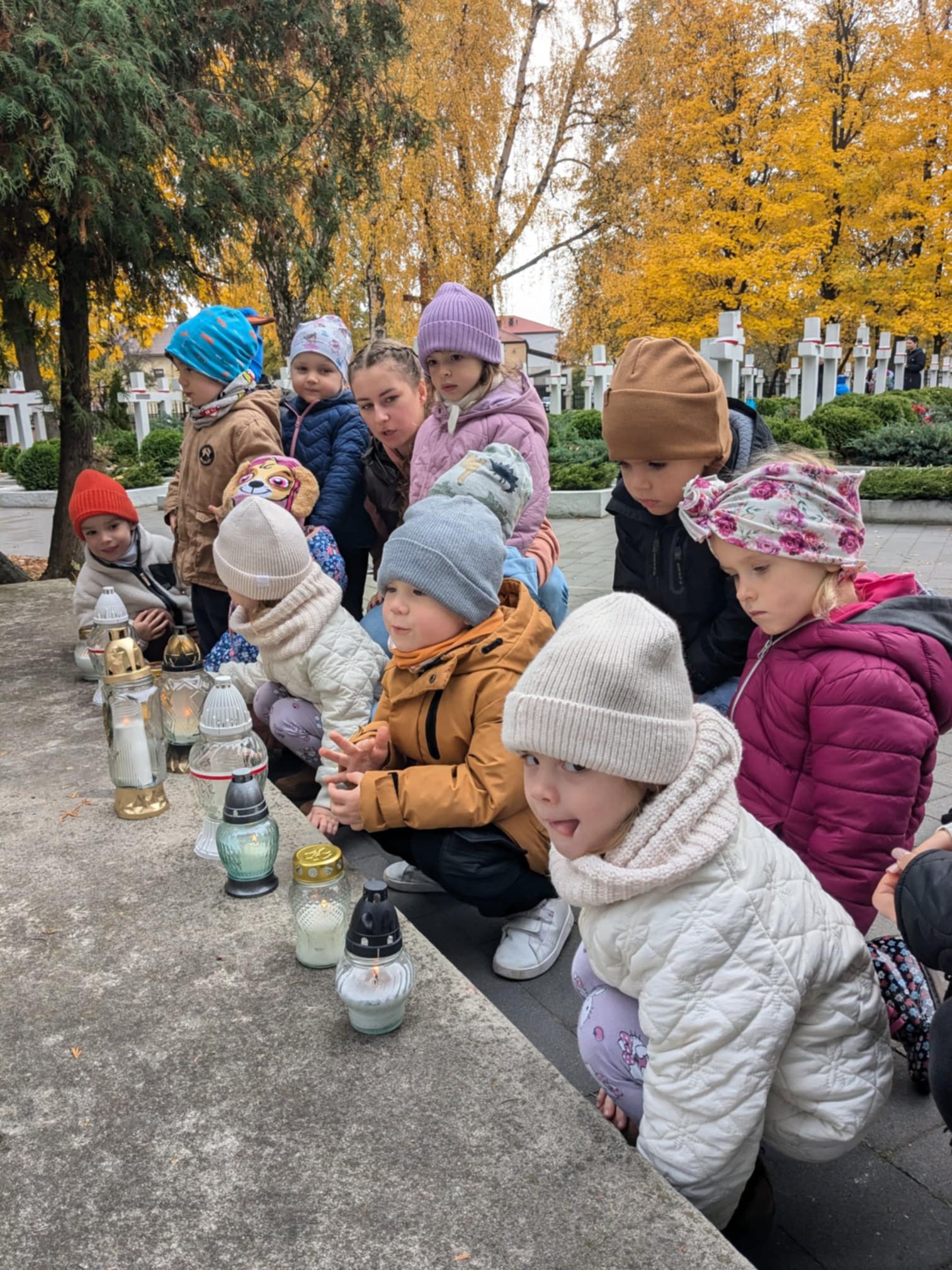 Pamiętamy o tych, którzy oddali życie za naszą Ojczyznę 🤍❤️ grupa Motylki 🦋 – FOTO