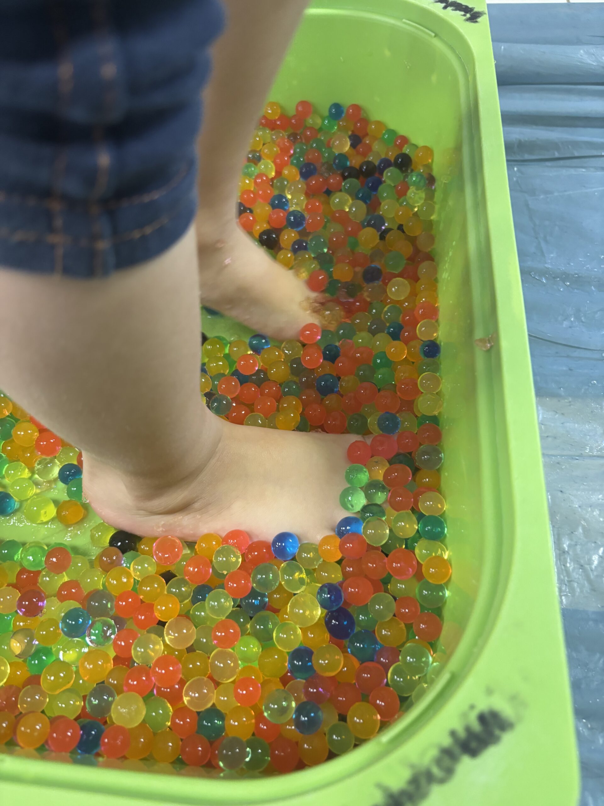 Dzień bez skarpetek 🧡 grupa Żabki i Motylki ☺️ – FOTO